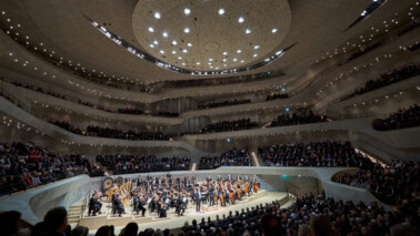 Fotografie eines Orchesters aus der Vogelperspektive in der Elbphilharmonie Hamburg.