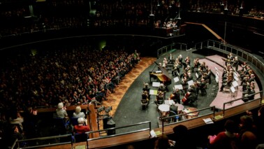 Fotografie eines Orchesters aus der Vogelperspektive.