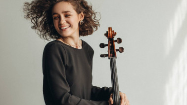 Porträt von Anastasia Kobekina mit Cello.