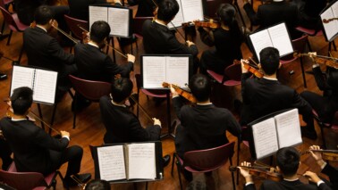 Streichorchester mit Notenständern