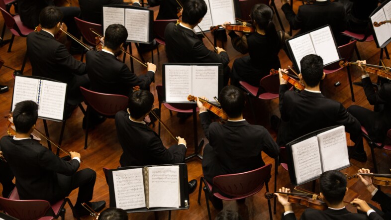 Streichorchester mit Notenständern