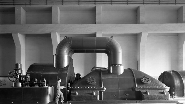 Schwarz-weiß Fotografie einer alten Dampfturbine.